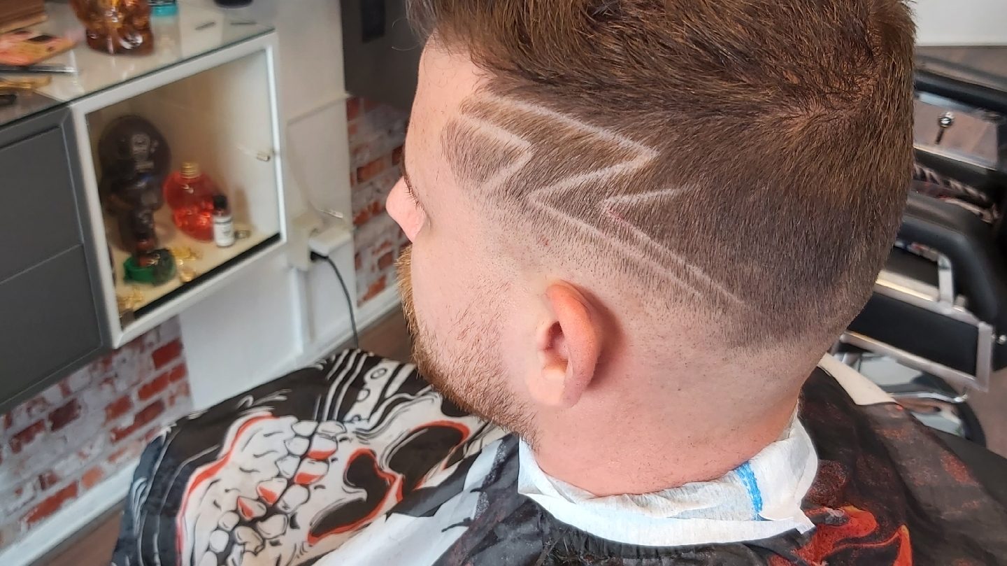 Skin fade met een zigzag-lijn in het haar geschoren